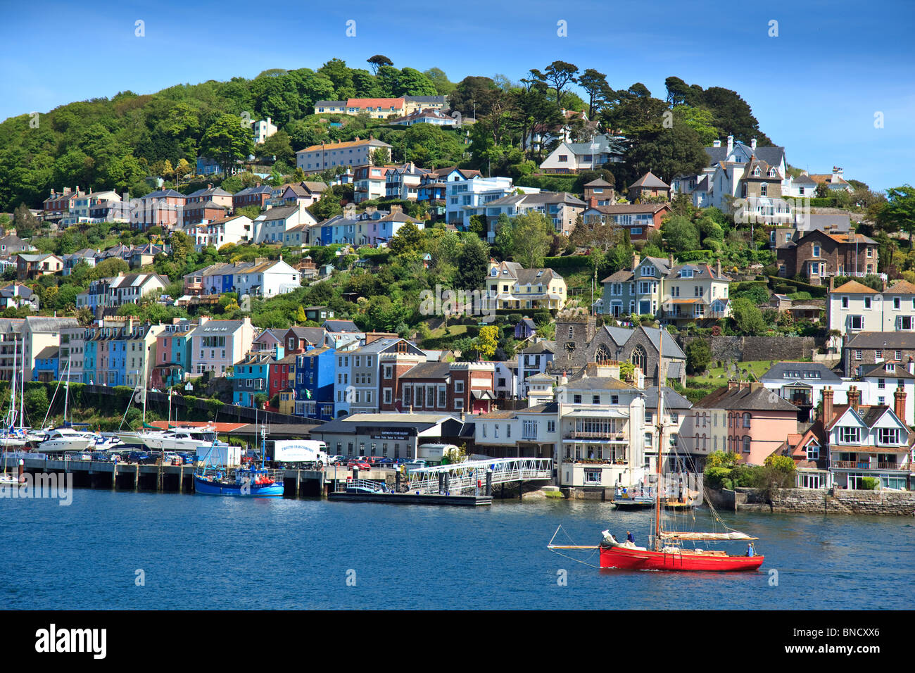 Blick über den Fluss Dart nach Kingswear Devon mit Yachten und marina Stockfoto