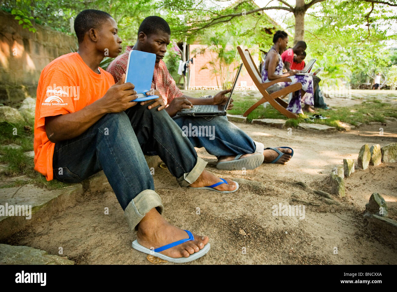 Studenten nutzen Laptop zum Surfen im Internet über ein drahtloses Netzwerk am Kokrobitey Institut in der Stadt Kokrobitey, Ghana Stockfoto