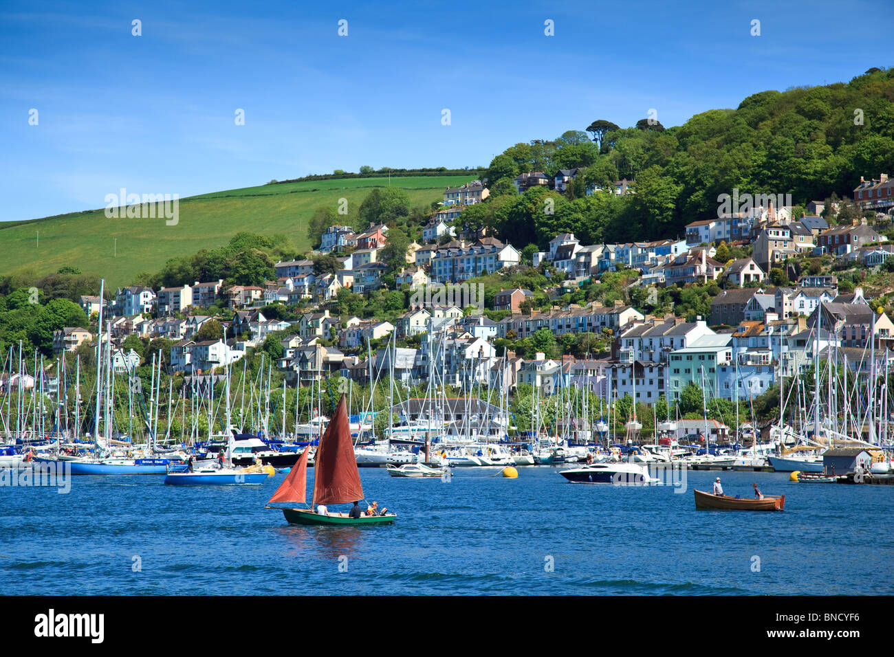 Blick über den Fluss Dart nach Kingswear Devon mit Yachten und marina Stockfoto