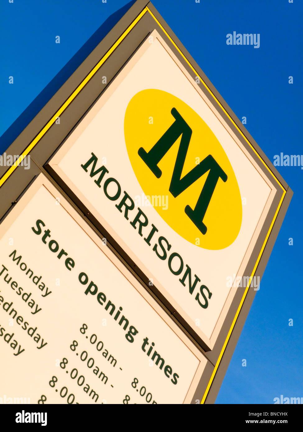 Morrisons Supermarkt Schild mit Ladenöffnungszeiten unter dem Firmenlogo angezeigt Stockfoto
