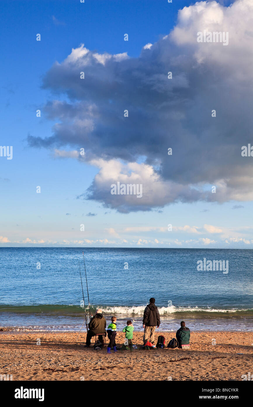 Familie Angeln am Strand von Slapton Sands, Devon im Sommer Stockfoto