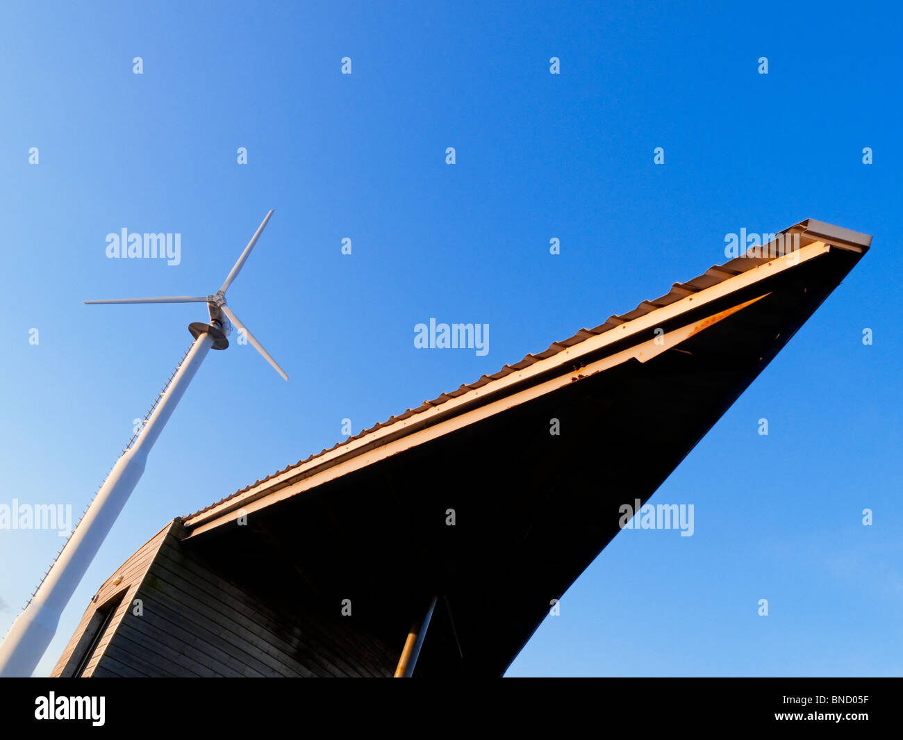 Southport Eco Centre und Wind Turbine auf UK Küste in Southport in Sefton Merseyside ein Besucherzentrum zum darstellen von Nachhaltigkeit Stockfoto