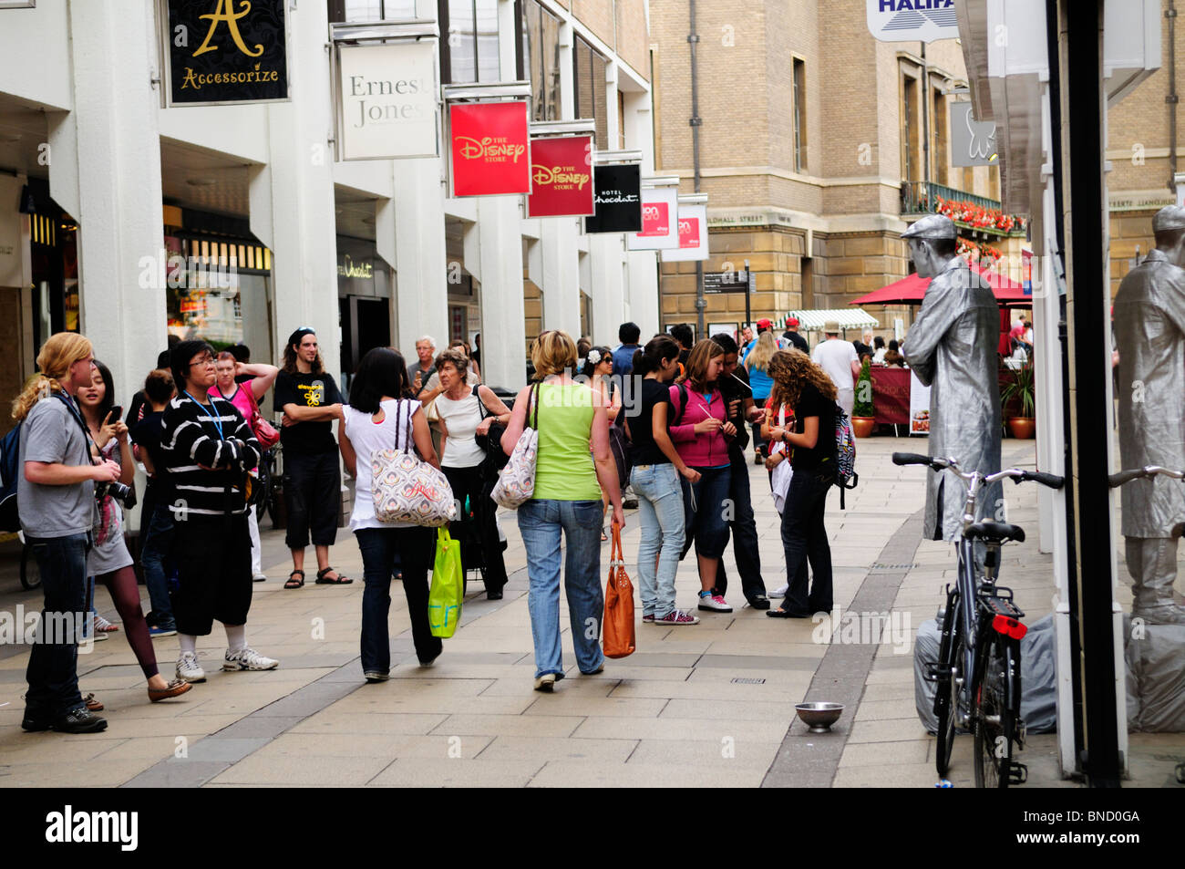 Menschliche Statue Straßenkünstler in Quecksilber Petty, Cambridge, England, UK Stockfoto