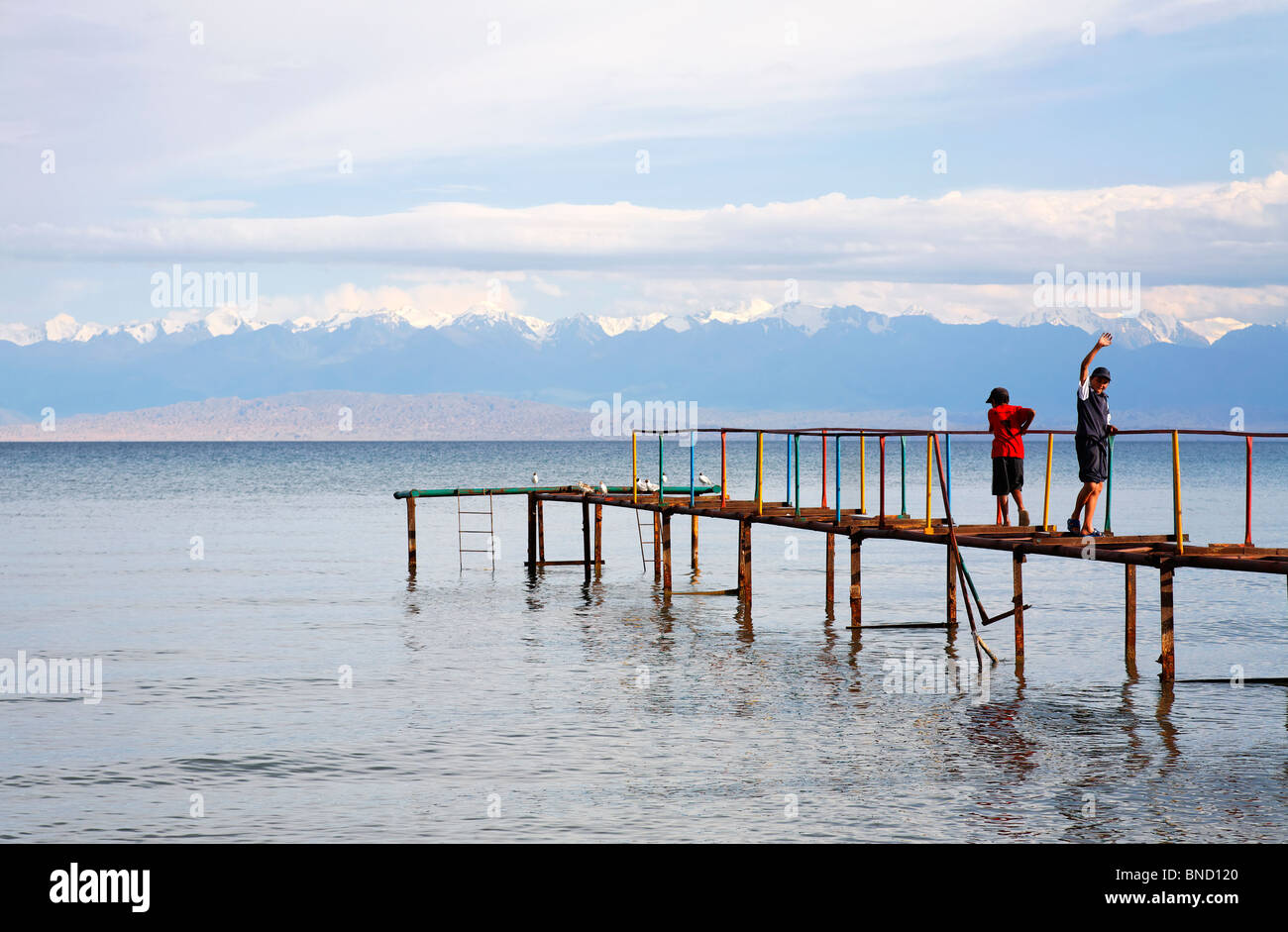 Pier am See Issyk-Kul, Tamchy, Kirgisistan Stockfoto