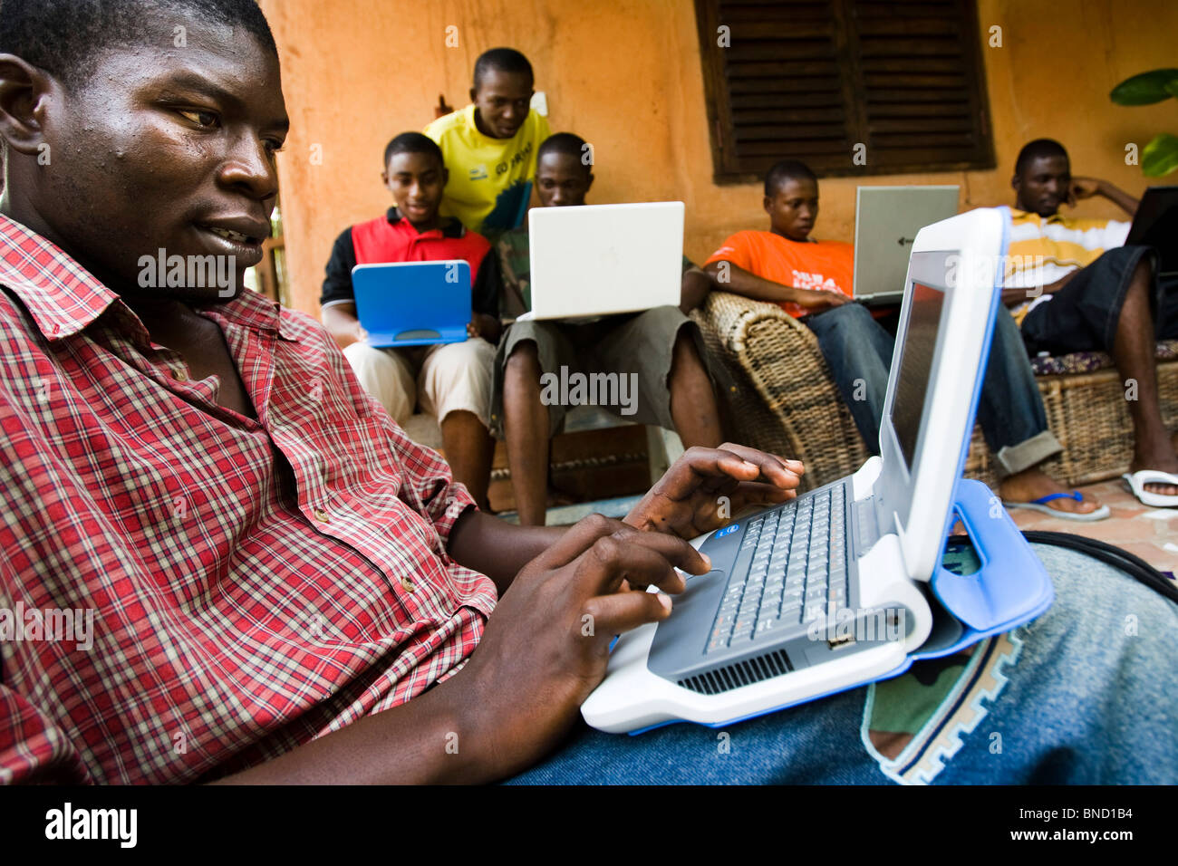 Studenten nutzen Laptop zum Surfen im Internet über ein drahtloses Netzwerk am Kokrobitey Institut in der Stadt Kokrobitey, Ghana Stockfoto