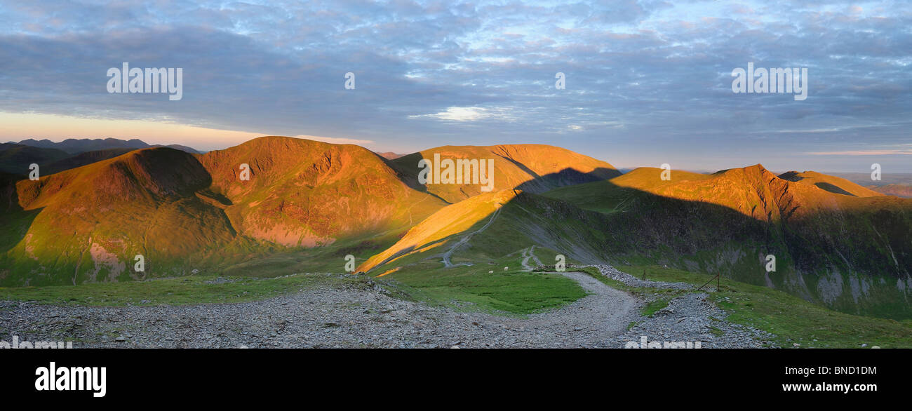 Dawn Sonnenlicht über Berge im englischen Lake District. Segel, Narbe Klippen, Aal Klippen, Grasmoor und Hopegill Kopf. Stockfoto