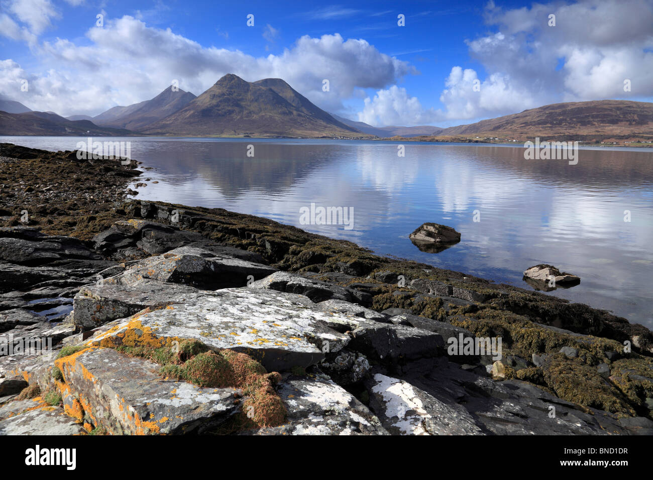 Blick auf die Cuillin Berge auf der Isle Of Skye gesehen von der Insel Raasay Stockfoto