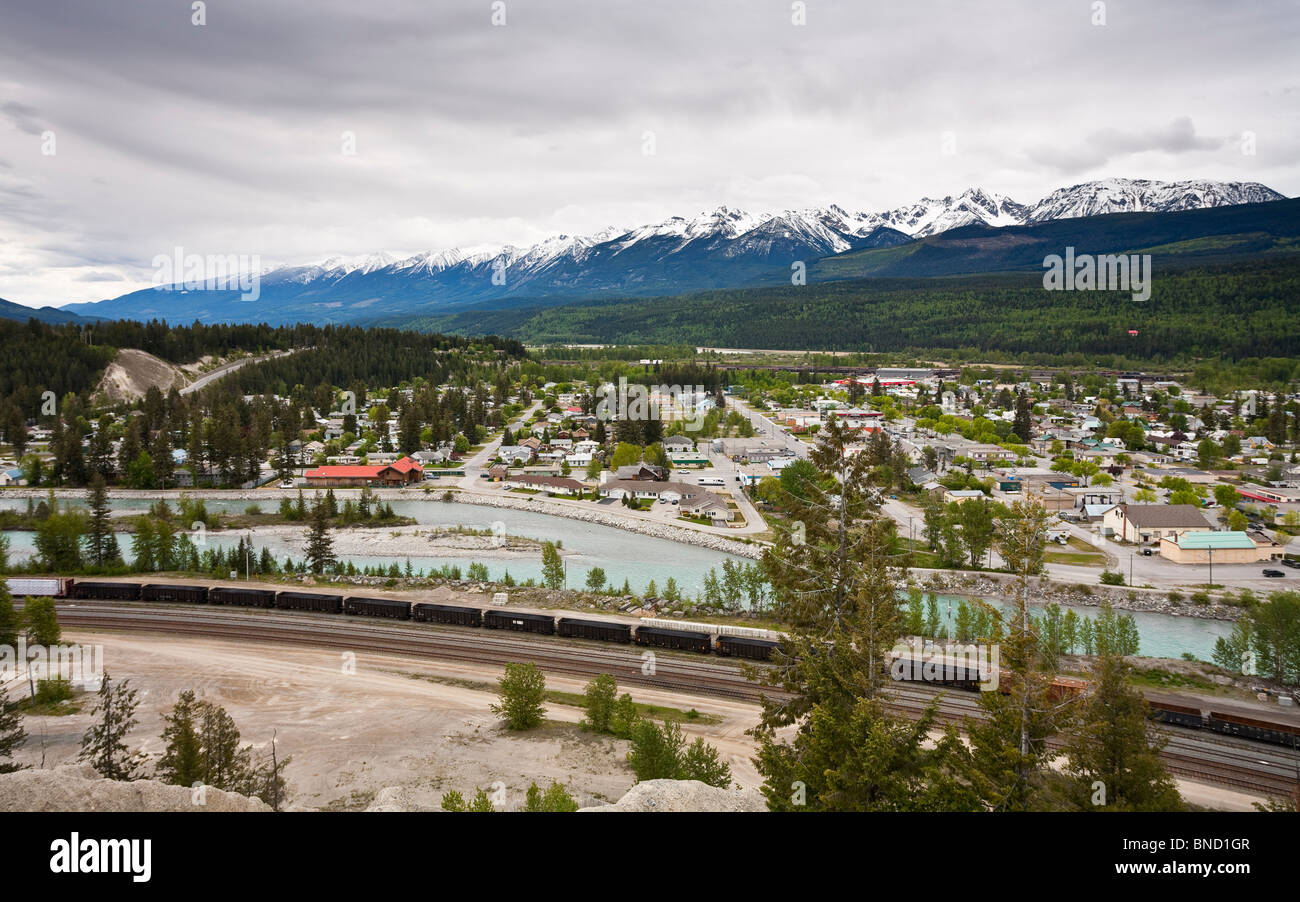 Mit Blick auf die Stadt Golden mit den Purcell Mountains im Hintergrund BC Kanada
