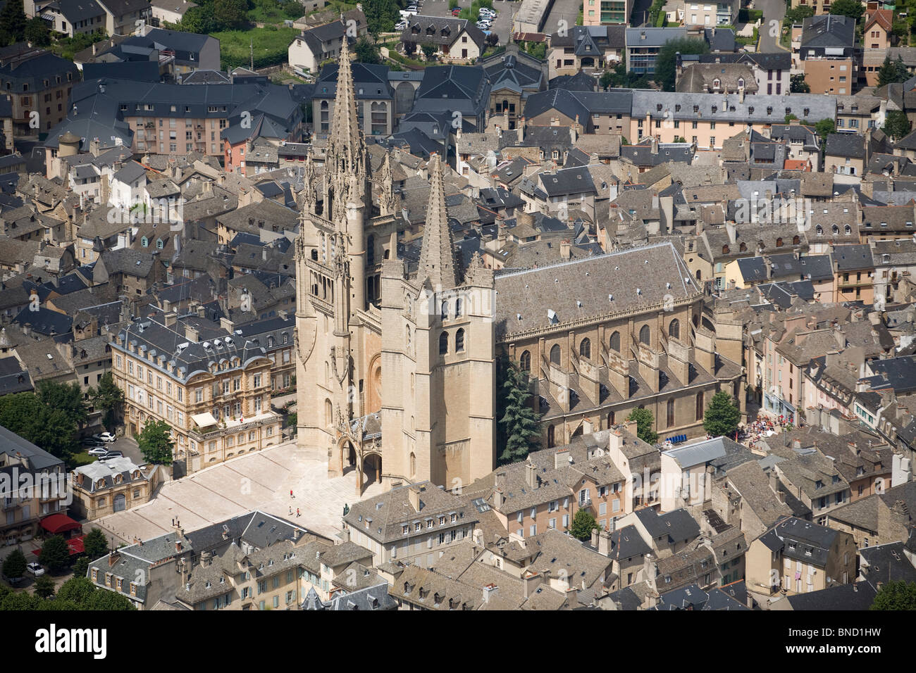 Eine Luftaufnahme von Mende und seiner Basilika - Kathedrale (Frankreich). Vue Aérienne de Mende et de sa Basilika - Cathédrale (Frankreich). Stockfoto