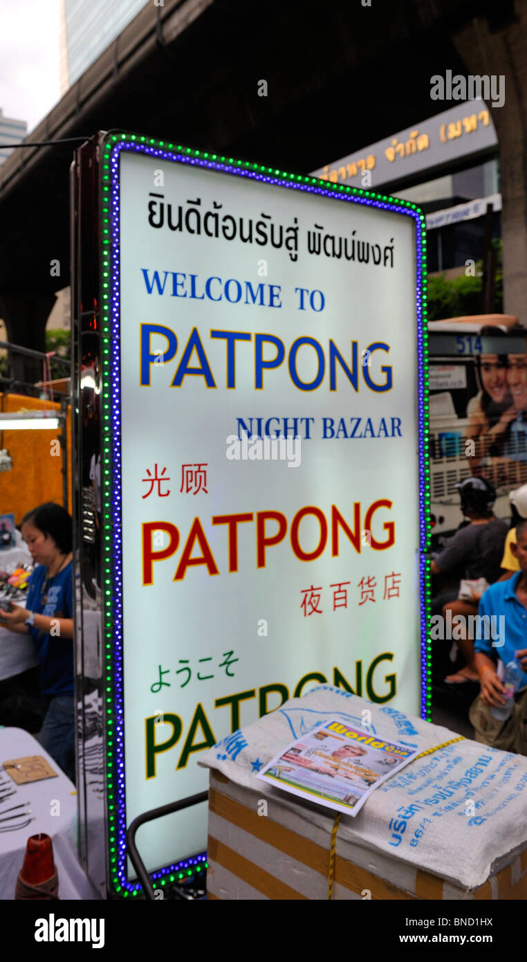 Melden Sie einladende Touristen in Patpong Night Bazaar in Bangkok Stockfoto Melden Sie einladende Touristen in Patpong Night Bazaar in Bangkok Stockfoto