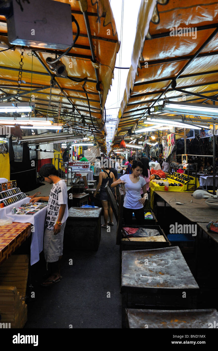 Bazaar in Patpong - Nachtmarkt von der Silom-Straße. Stockfoto Bazaar in Patpong - Nachtmarkt von der Silom-Straße. Stockfoto
