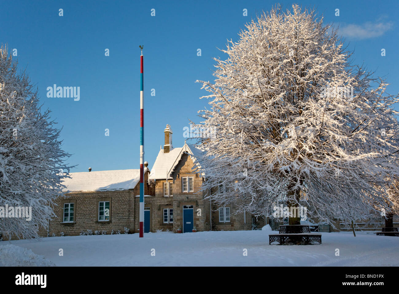 Winter auf dem Dorfplatz in das kleine Dorf Slingsby in North Yorkshire in England. Stockfoto