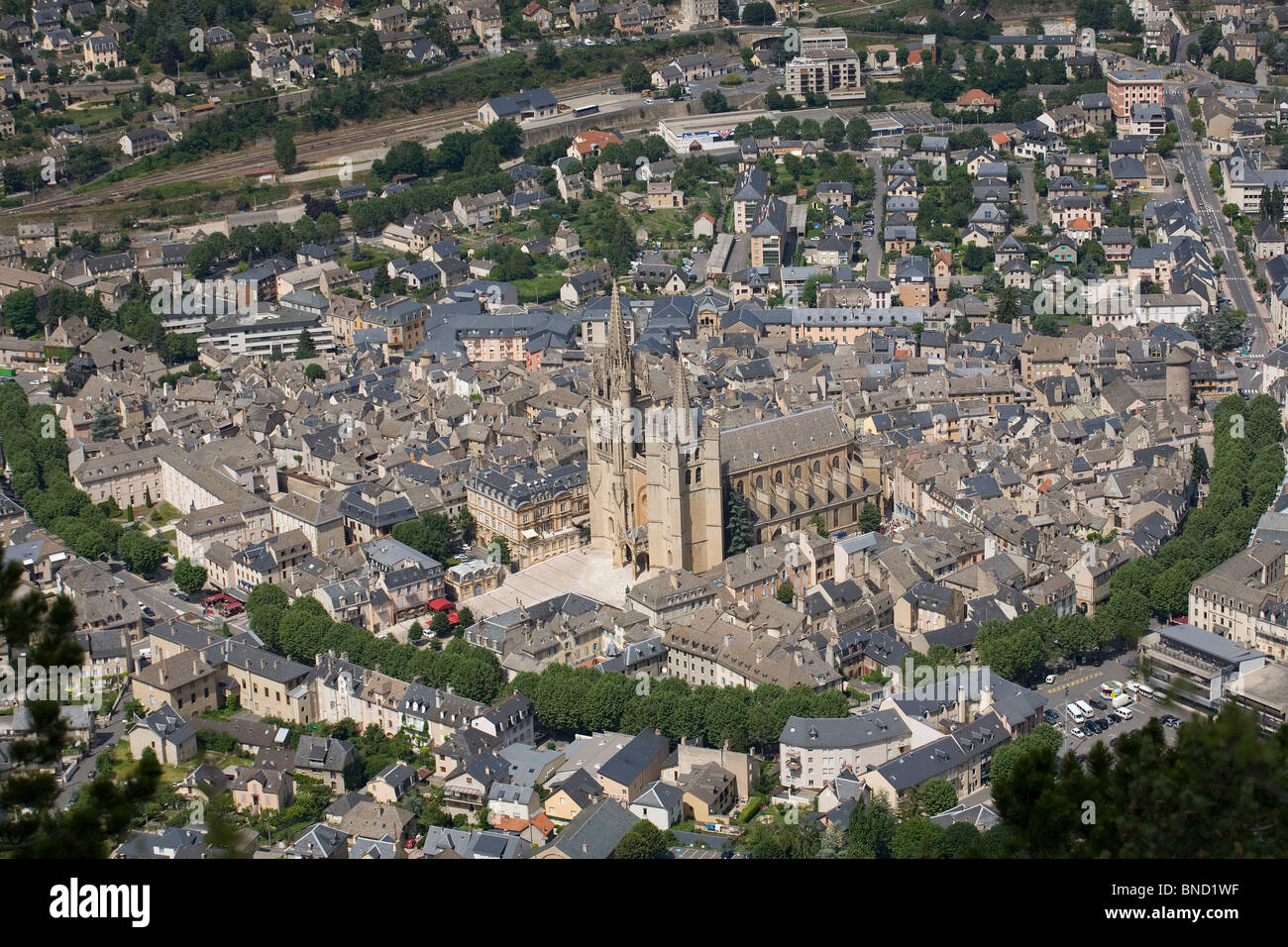 Eine Luftaufnahme von Mende und seiner Basilika - Kathedrale (Lozere - Frankreich). Vue Aérienne de Mende et de sa Basilika - Cathédrale. Stockfoto