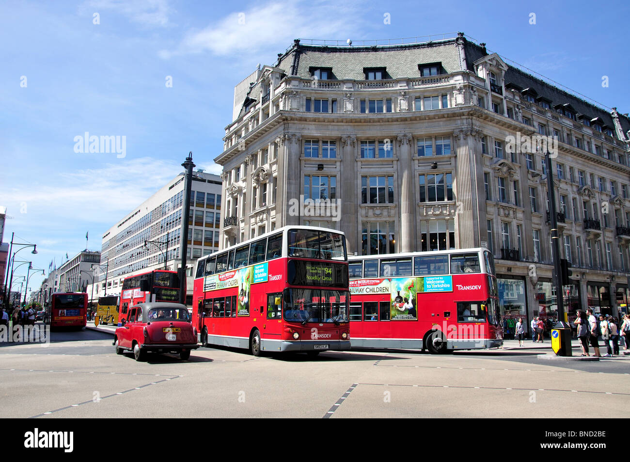 Londoner Busse, Oxford Circus, Oxford Street, City of Westminster, London, England, Vereinigtes Königreich Stockfoto