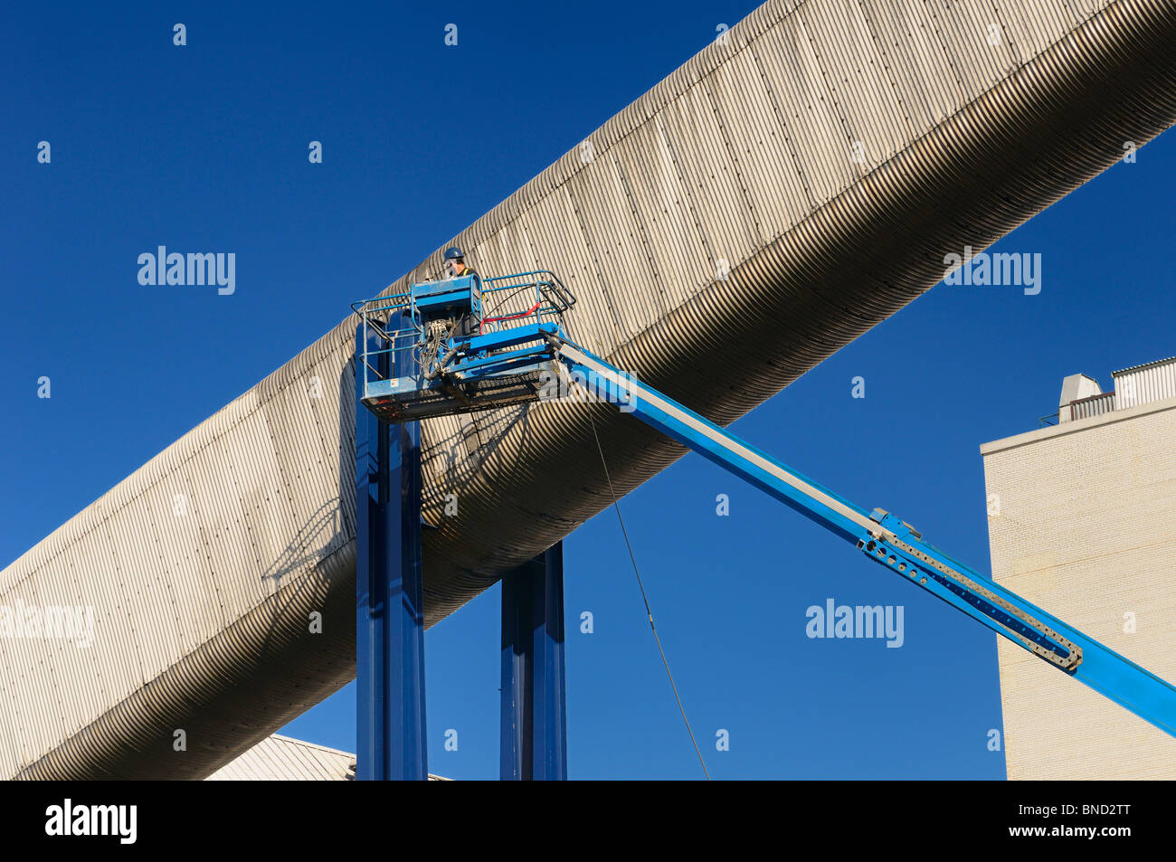 Arbeitnehmer Bewegung einen Kran in Position neben einem Förderband Rutsche für Powerwash Reinigung vor blauem Himmel Redpath Sugar Toronto Stockfoto