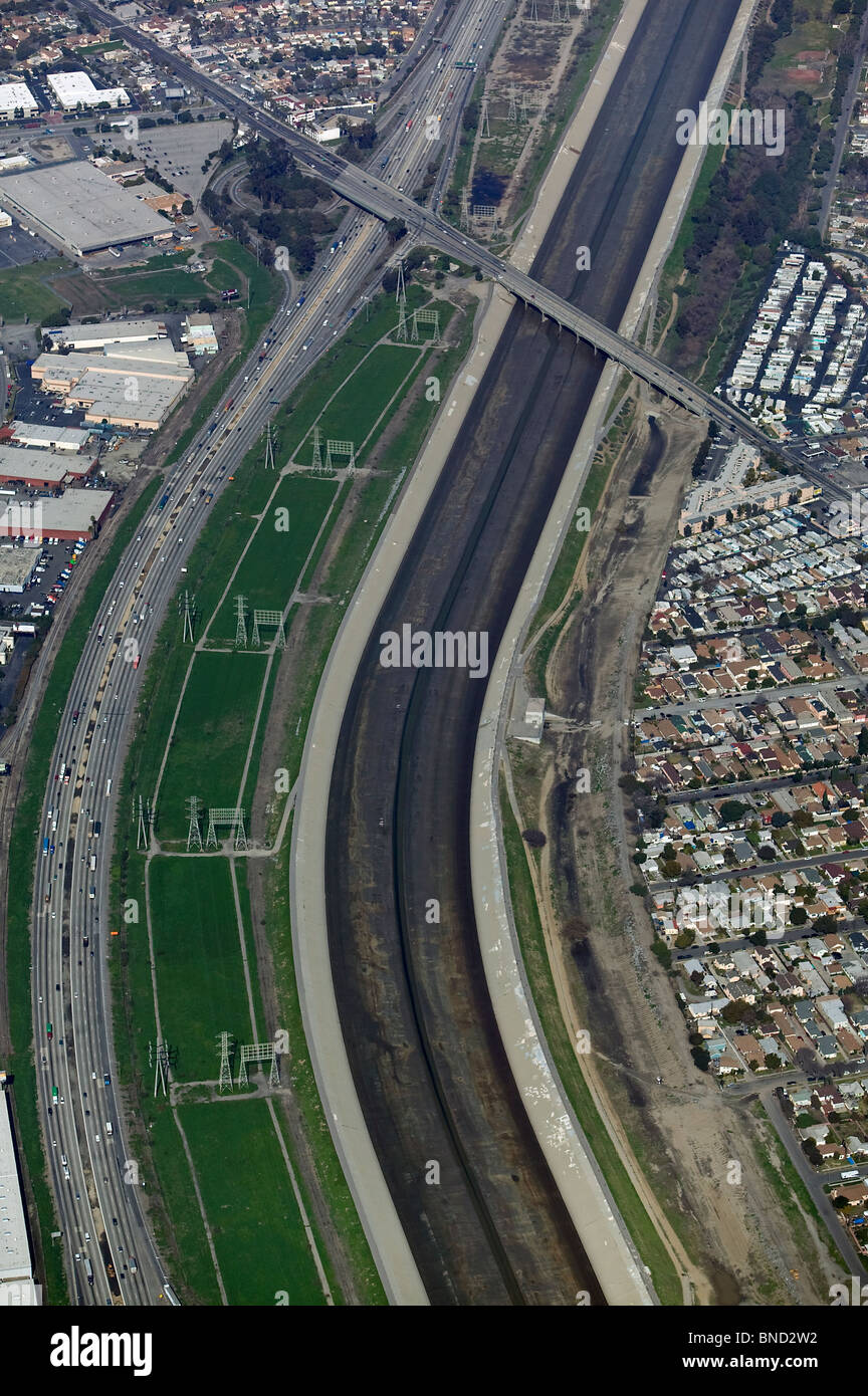 Luftbild oben macht Übertragung Linie Dienstbarkeit Flood Kontrolle Creek Dienstbarkeit Los Angeles Kalifornien Stockfoto