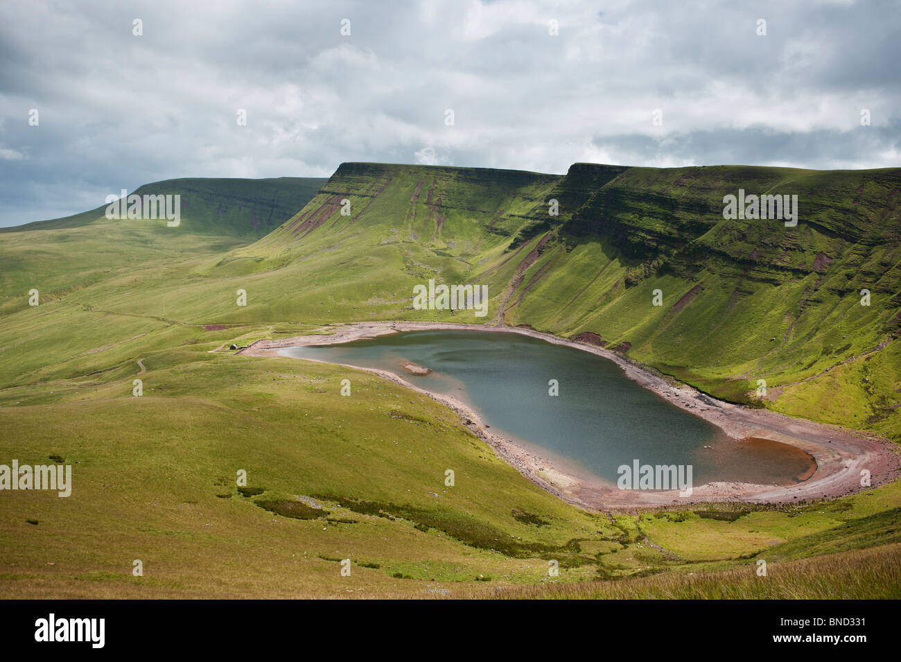 Picws Du und Llyn Y Fan Fach Reservoir, Black Mountain, Brecon Beacons National Park, Wales Stockfoto