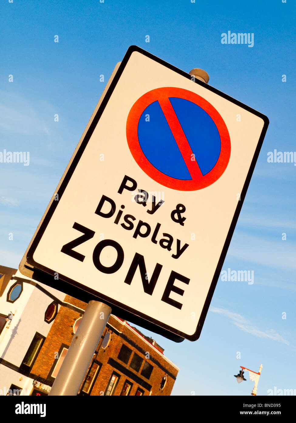 Pay und Display Zone zu unterzeichnen, ohne Wartezeit oder Parkplatz-Symbol in einer Stadt im Vereinigten Königreich Stockfoto