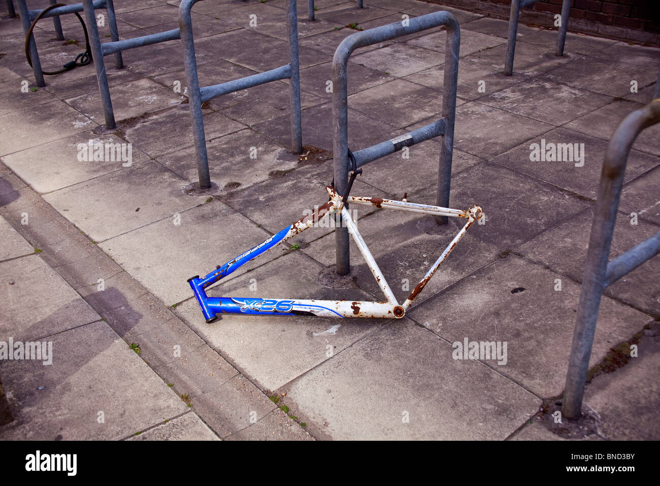 Eine rostige Fahrradrahmen eingesperrt aber geschändeter, Stadtzentrum Sheffield, South Yorkshire England Großbritannien Stockfoto