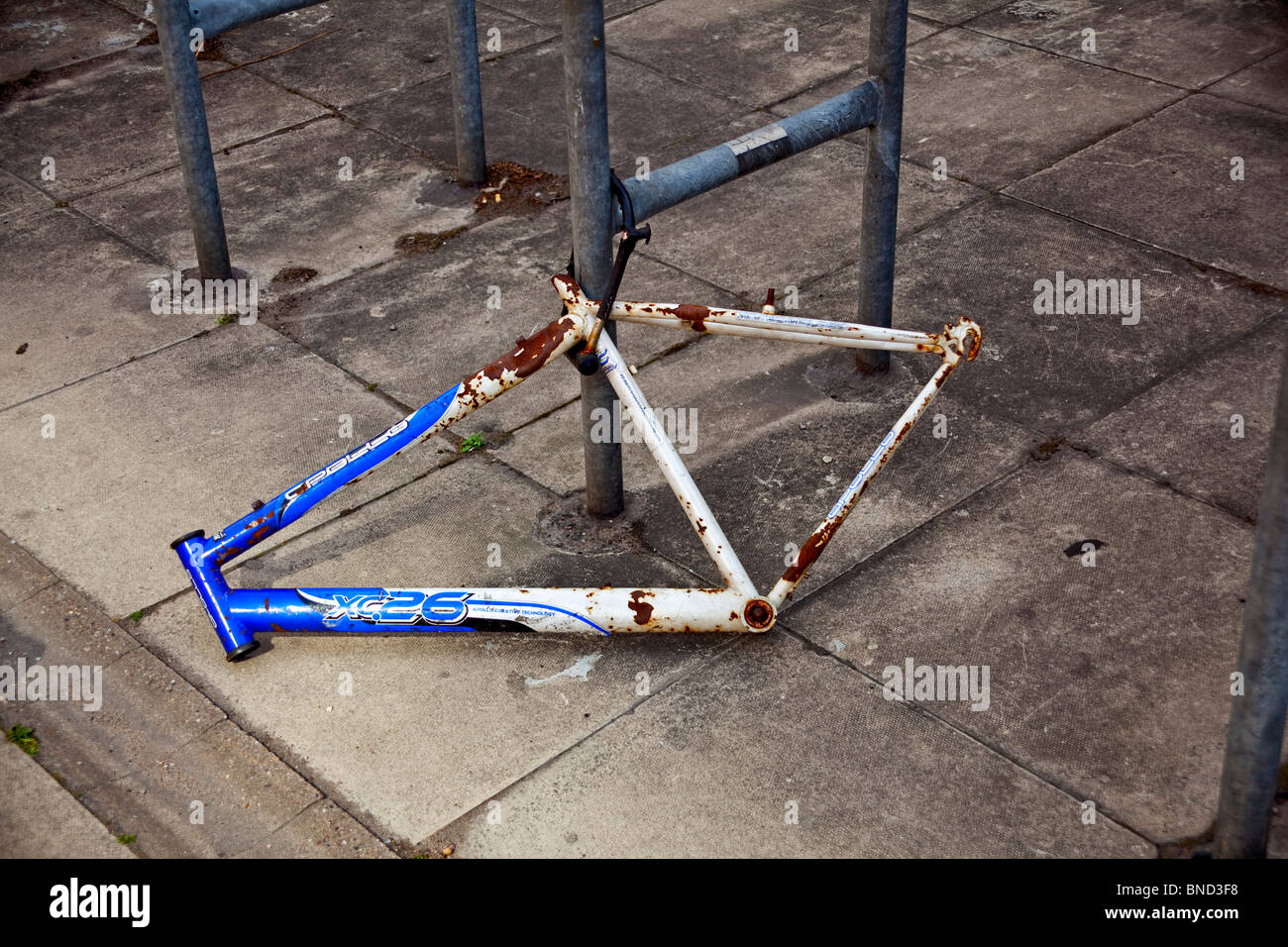 Eine rostige Fahrradrahmen eingesperrt aber geschändeter, Stadtzentrum Sheffield, South Yorkshire England Großbritannien Stockfoto