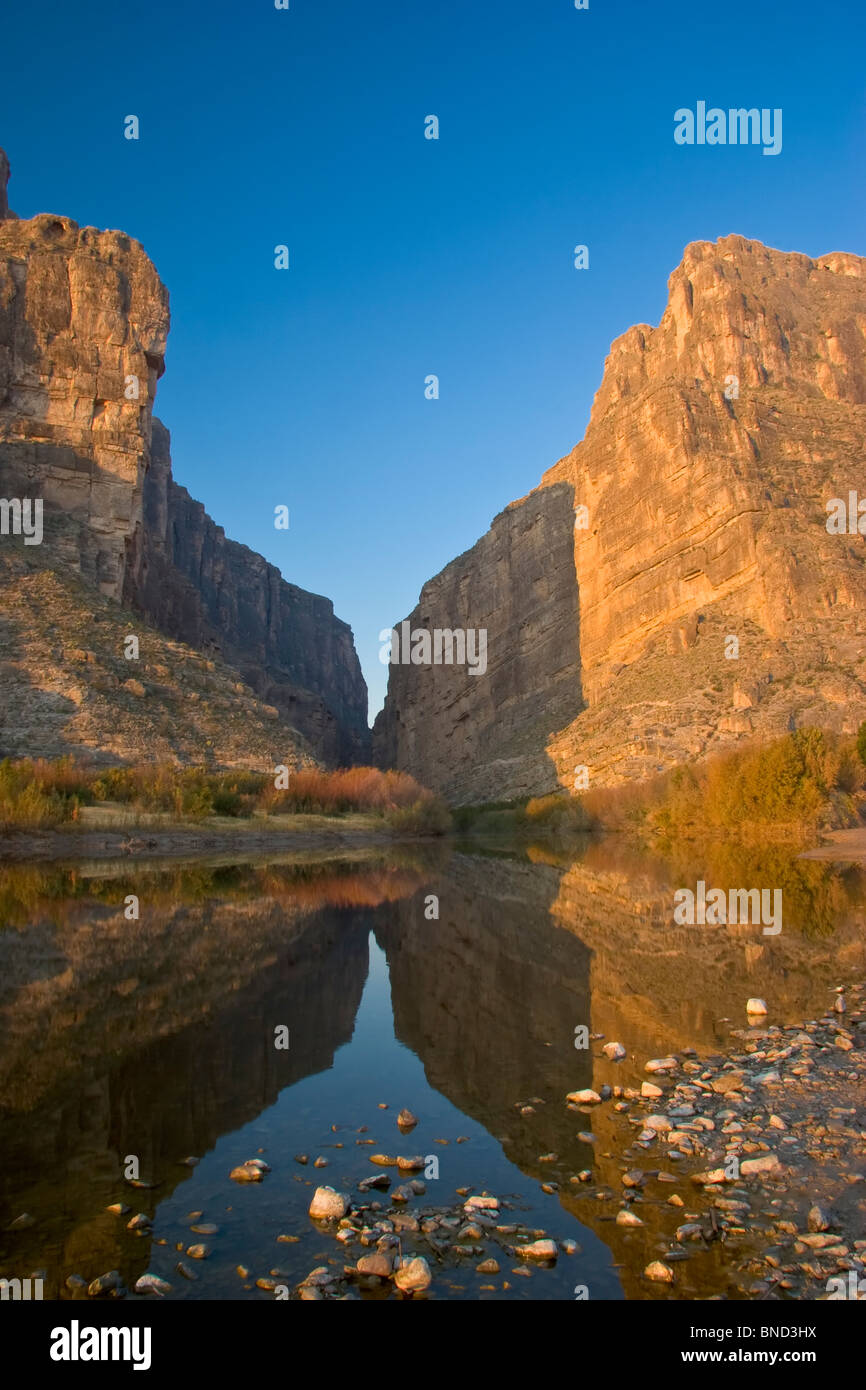 Santa Elena Canyon auf dem Rio Grande bei Sonnenaufgang. Stockfoto