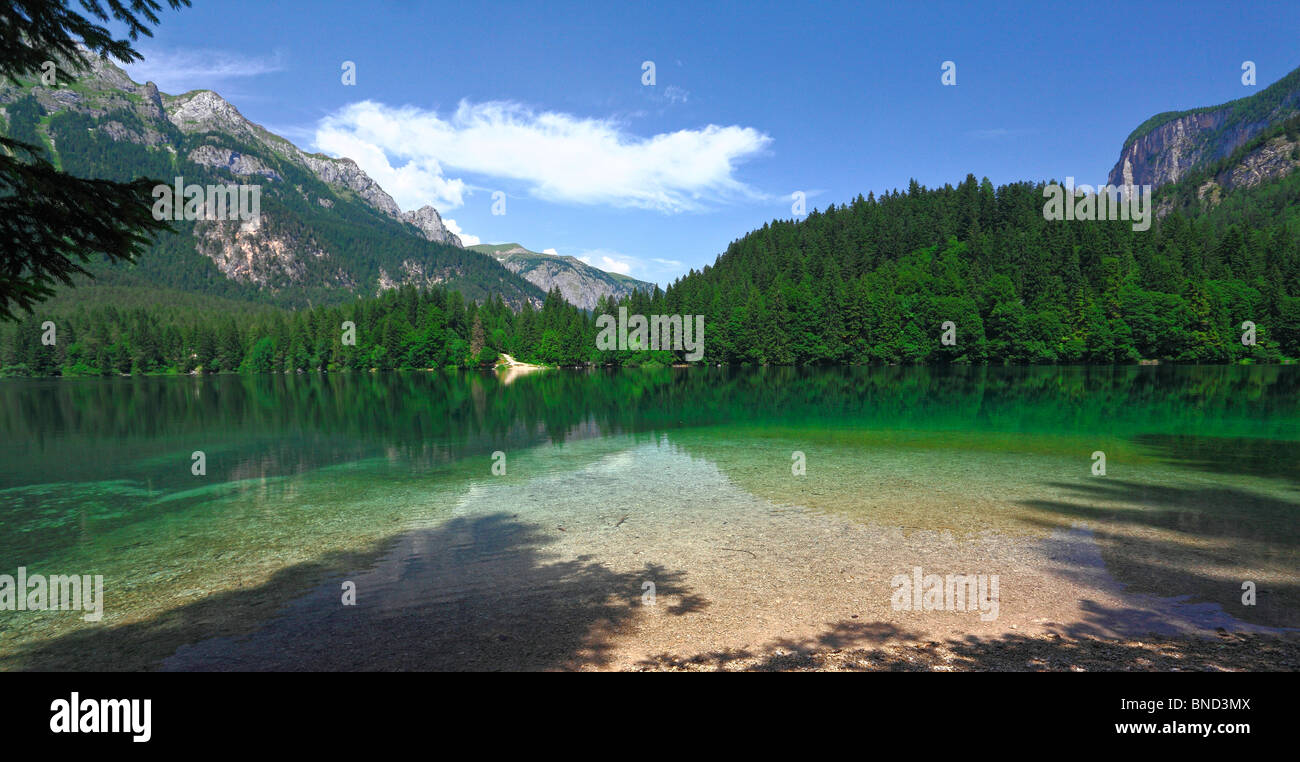 schöne Aussicht auf Tovel See in italienischen Alpen Stockfoto