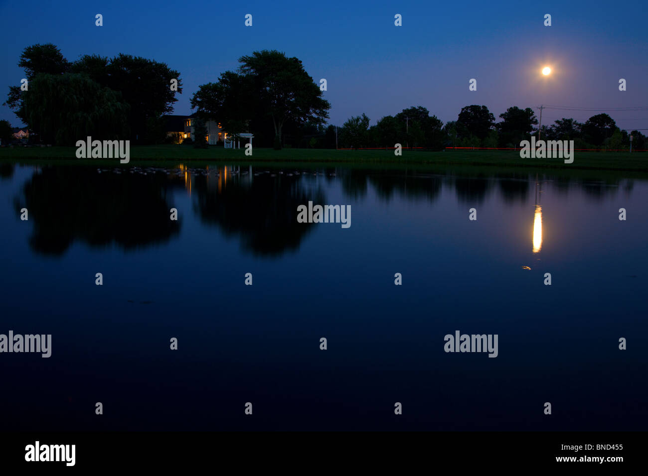 Zunehmender Mond über dem See Stockfoto