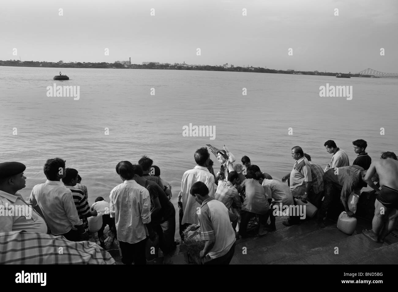 Eintauchen-Zeremonie der Göttin Durga, Hooghly River, Kolkata, Westbengalen, Indien Stockfoto