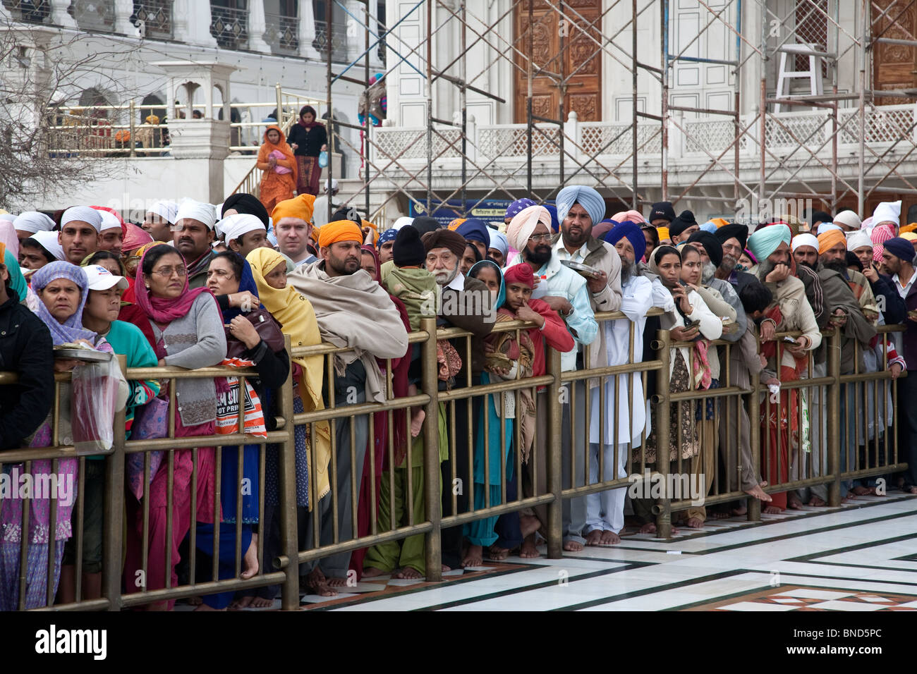 Sikh-Pilger Schlange, um in den goldenen Tempel einzutreten. Amritsar. Punjab. Indien Stockfoto