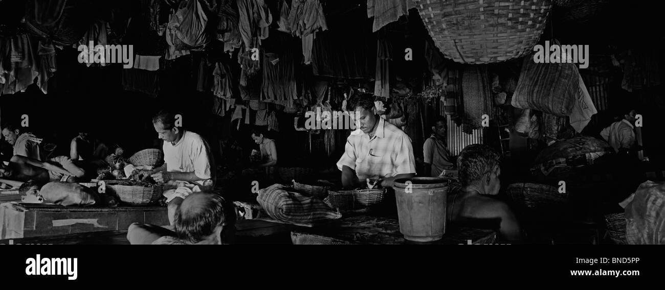 Anbieter auf einem Blumenmarkt, Kolkata, Westbengalen, Indien Stockfoto