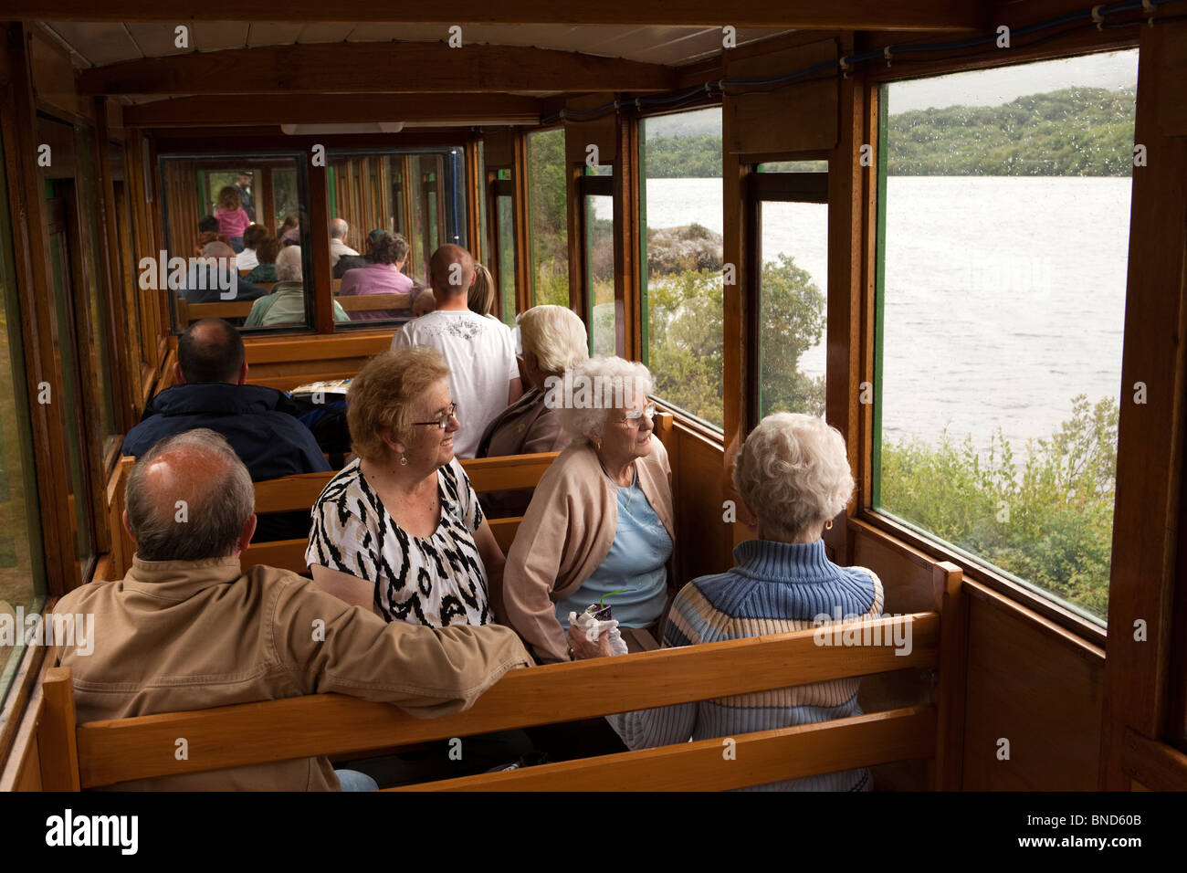 Großbritannien, Wales, Snowdonia, Llanberis, Lake Railway, Passagiere genießen Fahrt neben Llyn Padarn Stockfoto