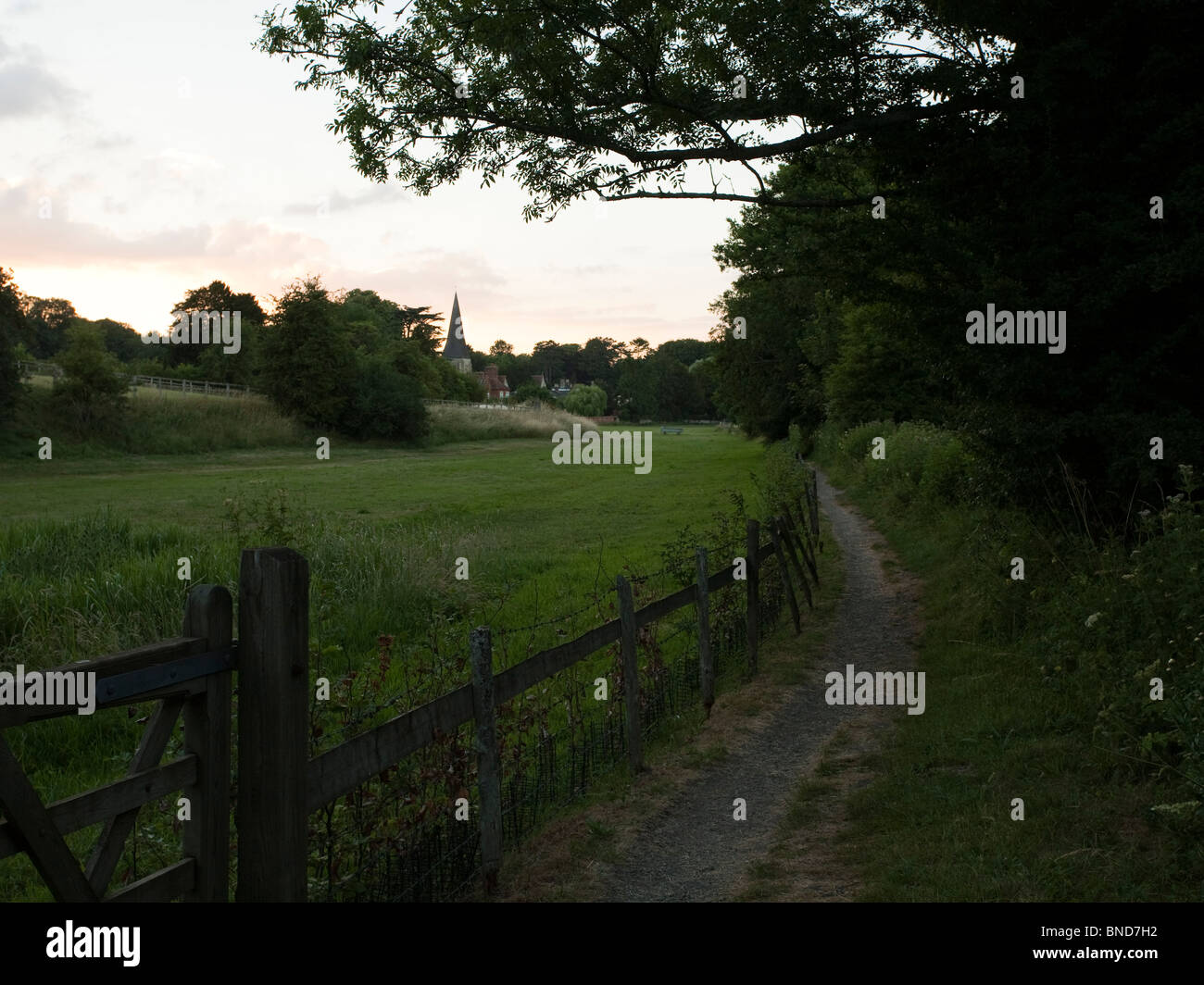 Öffentlichen Fußweg entlang dem Fluss Test in Whitchurch Hampshire UK Stockfoto Öffentlichen Fußweg entlang dem Fluss Test in Whitchurch Hampshire UK Stockfoto