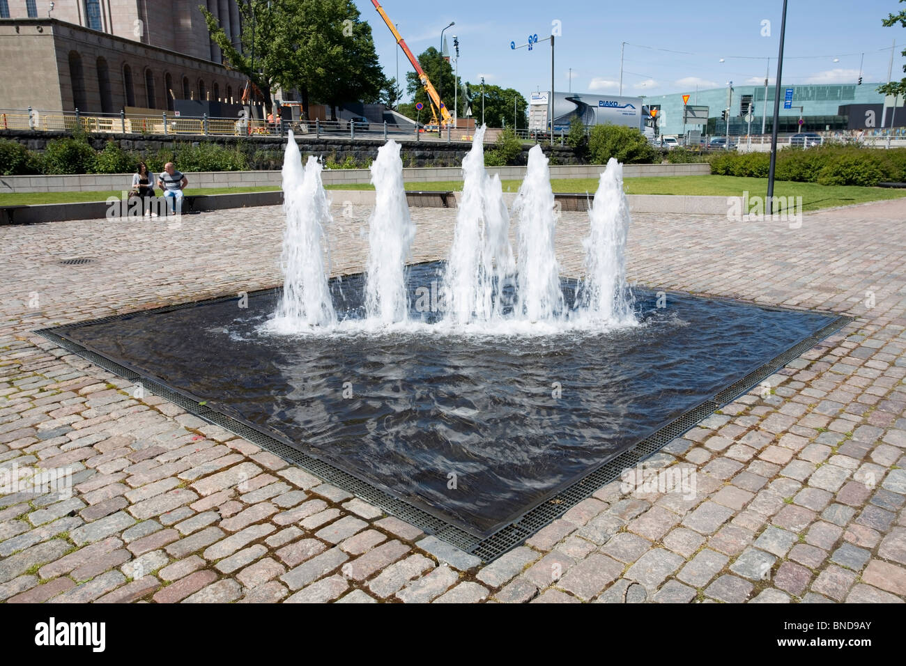 kleiner Park vor neuer Anhang des Parlaments in Helsinki Finnland Stockfoto