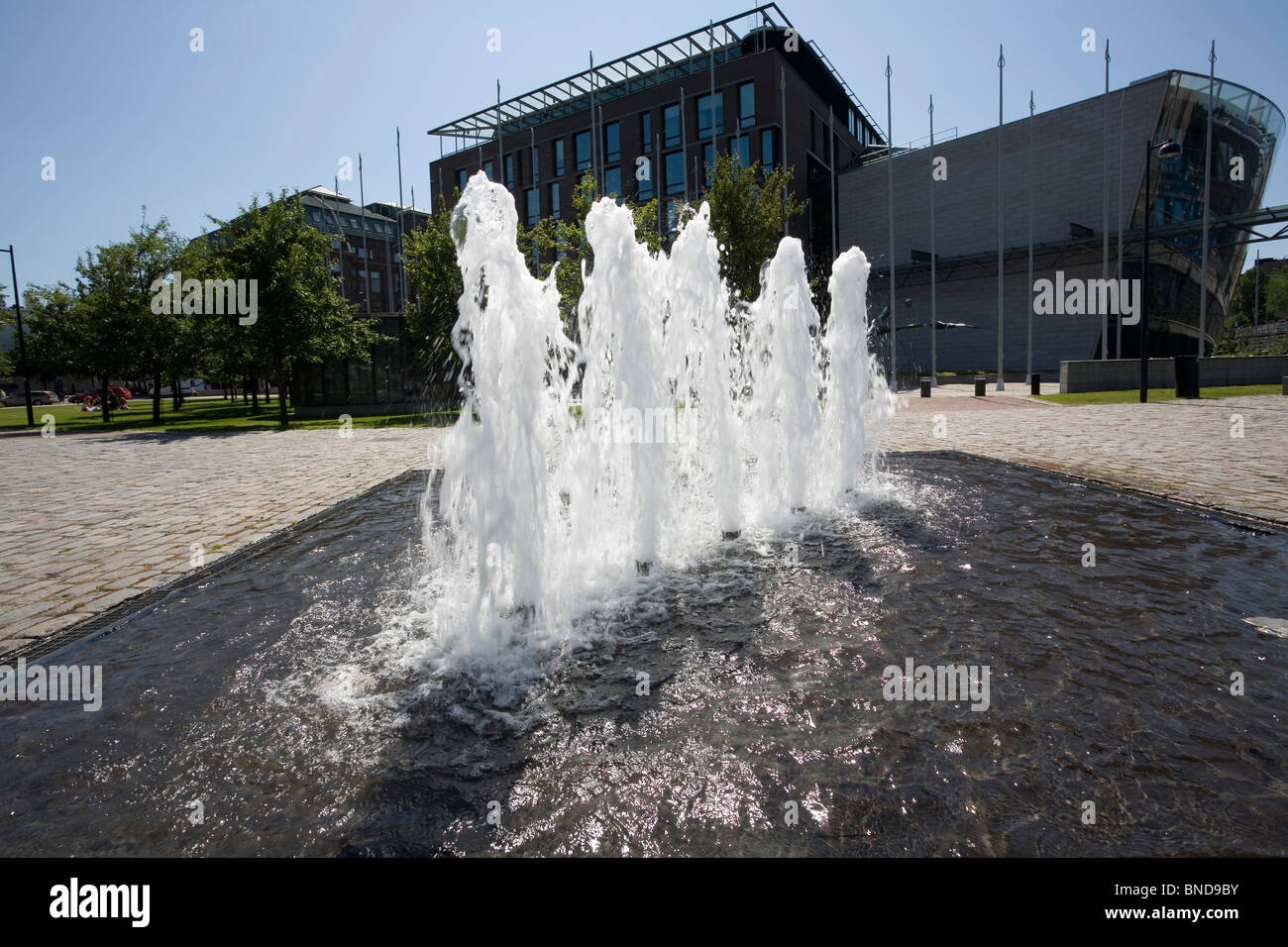 kleiner Park vor neuer Anhang des Parlaments in Helsinki Finnland Stockfoto