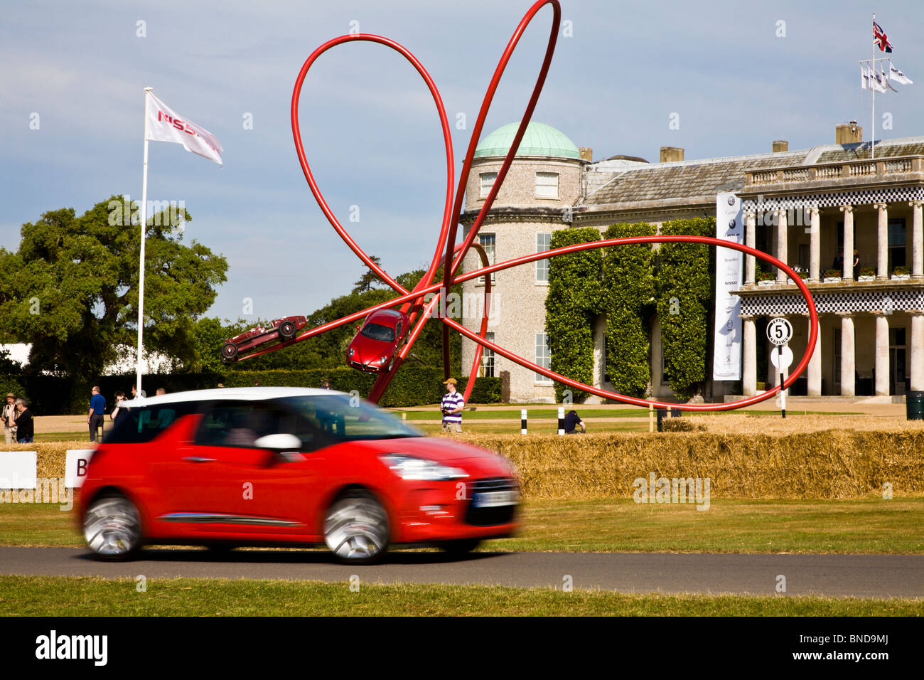Das Gerry-Juda entworfen Alfa Romeo 100. Jahrestag Skulptur auf der 2010 Goodwood Festival of Speed, Sussex, England. Stockfoto