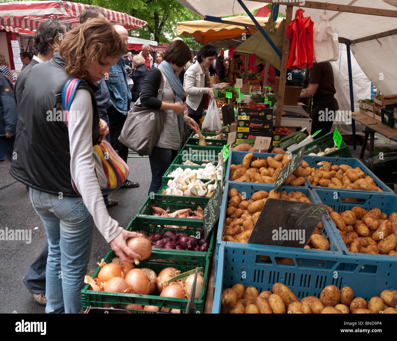 Gemüse Stall im geschäftigen Wochenendmarkt am Prenzlauer Berg in Berlin Deutschland Stockfoto