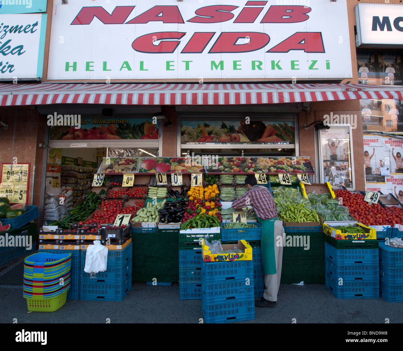 Obst und Gemüse grüne Lebensmittelhändler Shop im türkischen Teil von Kreuzberg in BErlin Deutschland Stockfoto