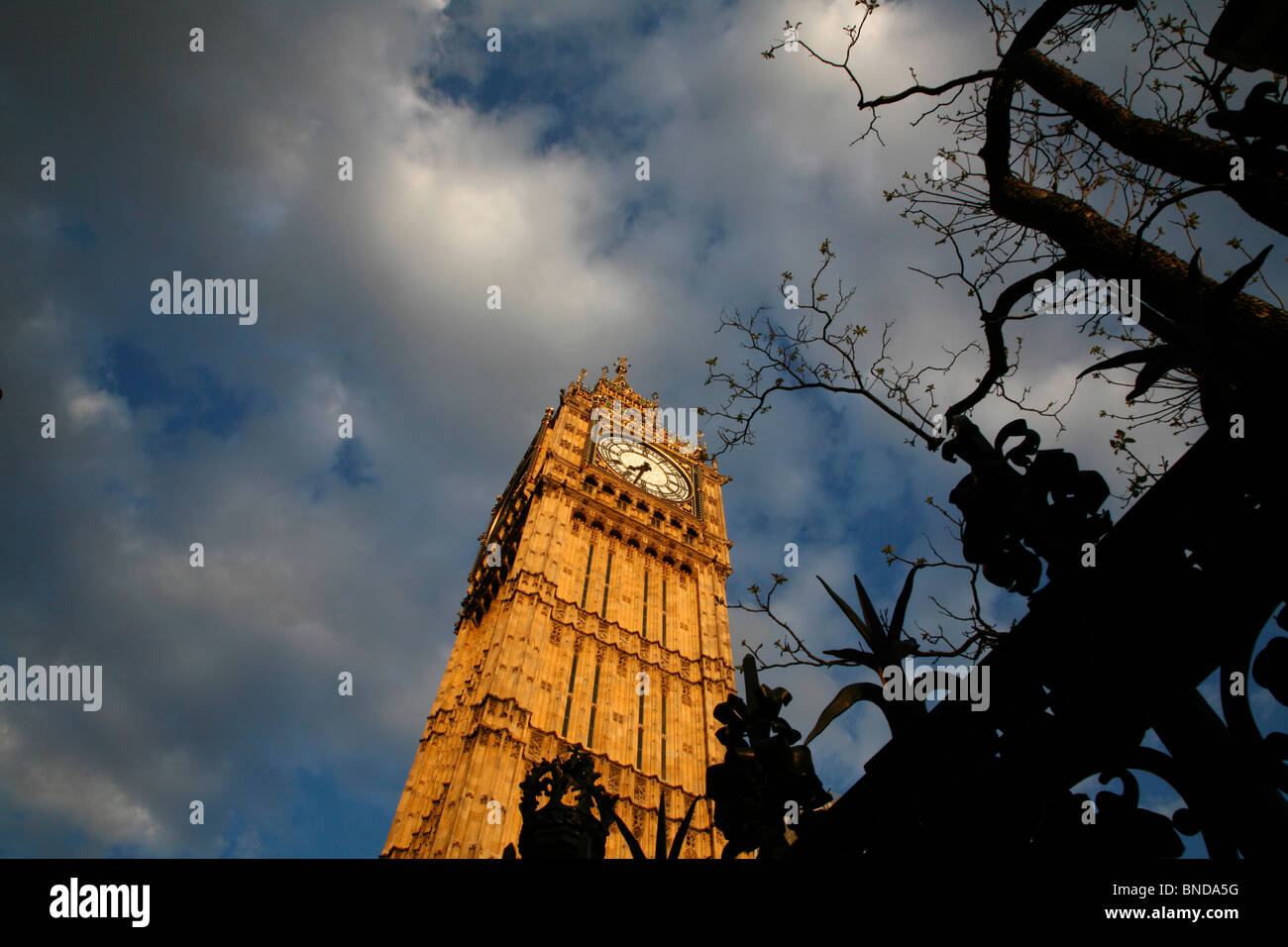 Blick über Geländer auf Bridge Street, Big Ben, Houses of Parliament, Westminster, London, UK Stockfoto