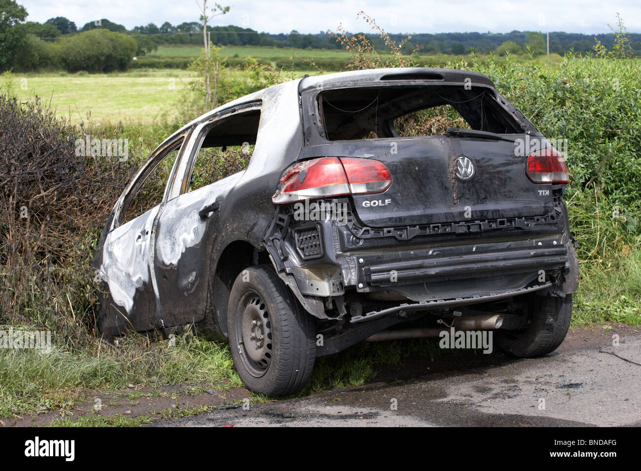 ausgebrannt, gestohlene Volkswagen Golfauto stürzte in einen Graben in Nordirland im Vereinigten Königreich Stockfoto