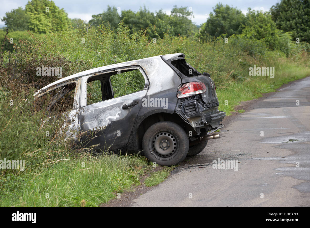 ausgebrannt, gestohlene Volkswagen Golfauto stürzte in einen Graben in Nordirland im Vereinigten Königreich Stockfoto