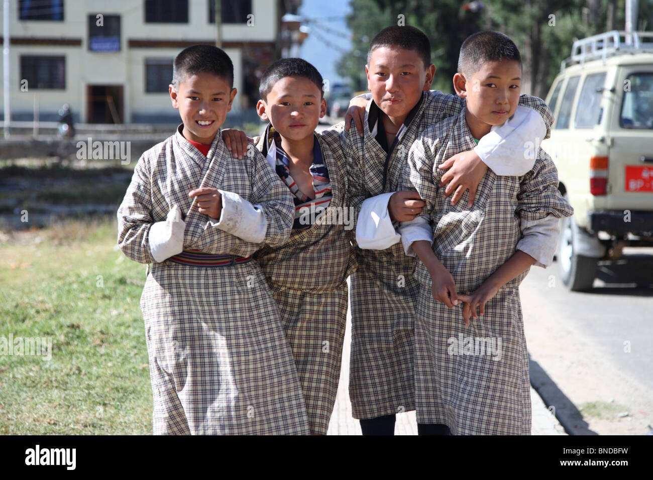 Eine Gruppe von vier jungen in den Straßen von Paro, Bhutan. Stockfoto