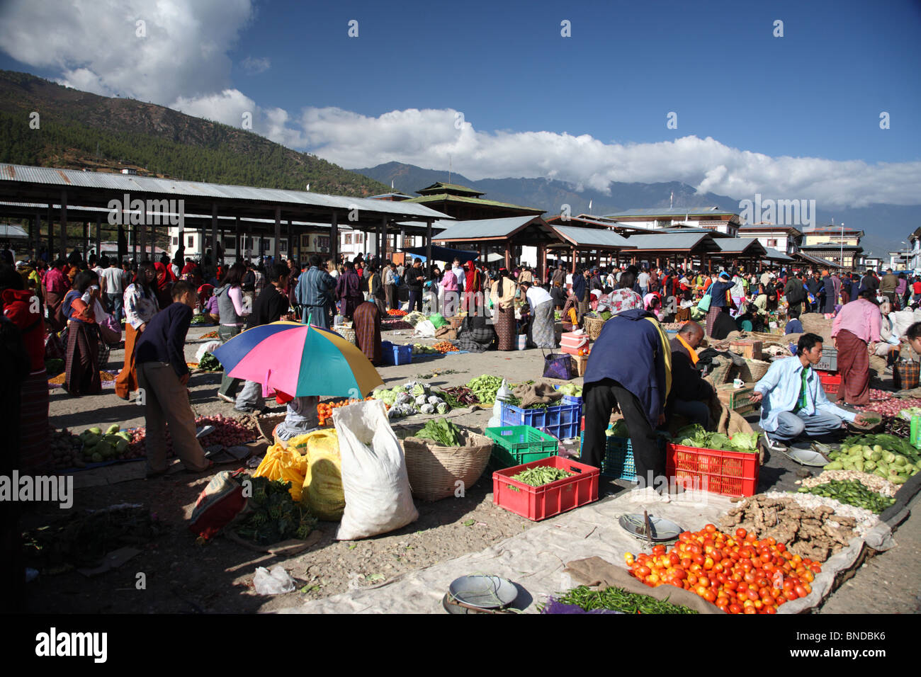 Ein Blick auf den lebhaften Wochenmarkt in Paro, Bhutan. Stockfoto