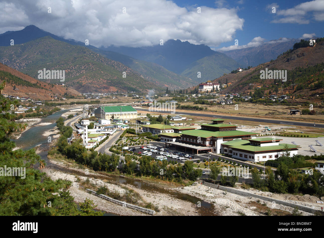 Blick auf Flughafen Paro und es ist umgeben von Tal-Szene in Paro, Bhutan. Stockfoto