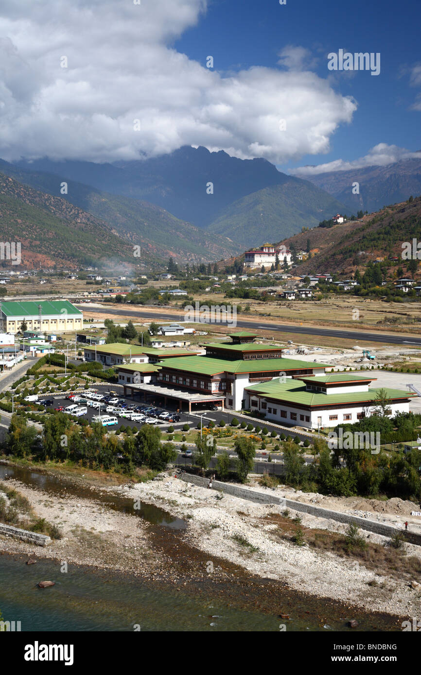 Blick auf Flughafen Paro und es ist umgeben von Tal-Szene in Paro, Bhutan. Stockfoto