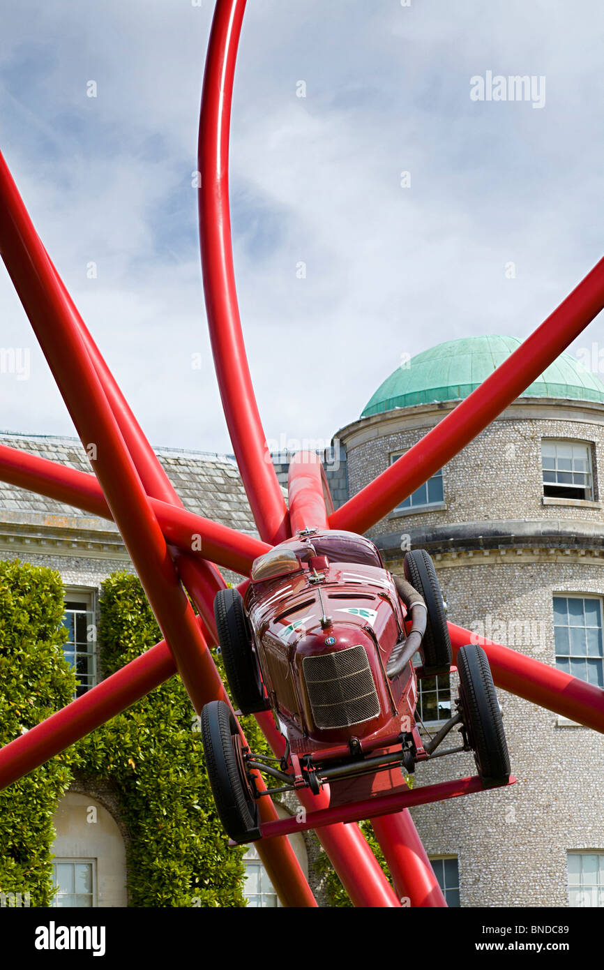 Bestandteil der Gerry Judah konzipiert Alfa Romeo 100. Jahrestag Skulptur auf der 2010 Goodwood Festival of Speed, Sussex, England. Stockfoto