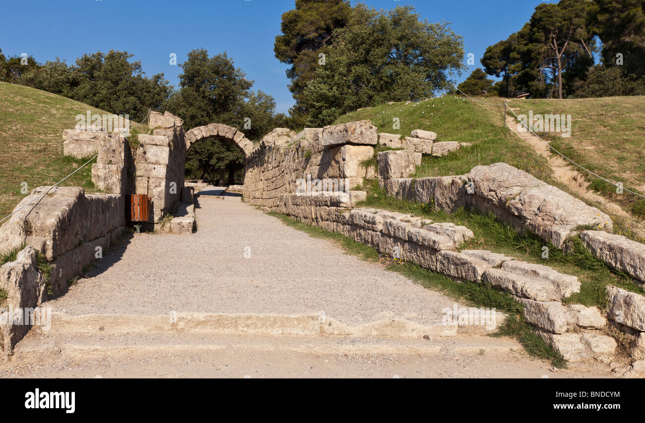 Eingangstunnel, das antike Stadion von Olympia. Aus dem Osten angesehen. Stockfoto