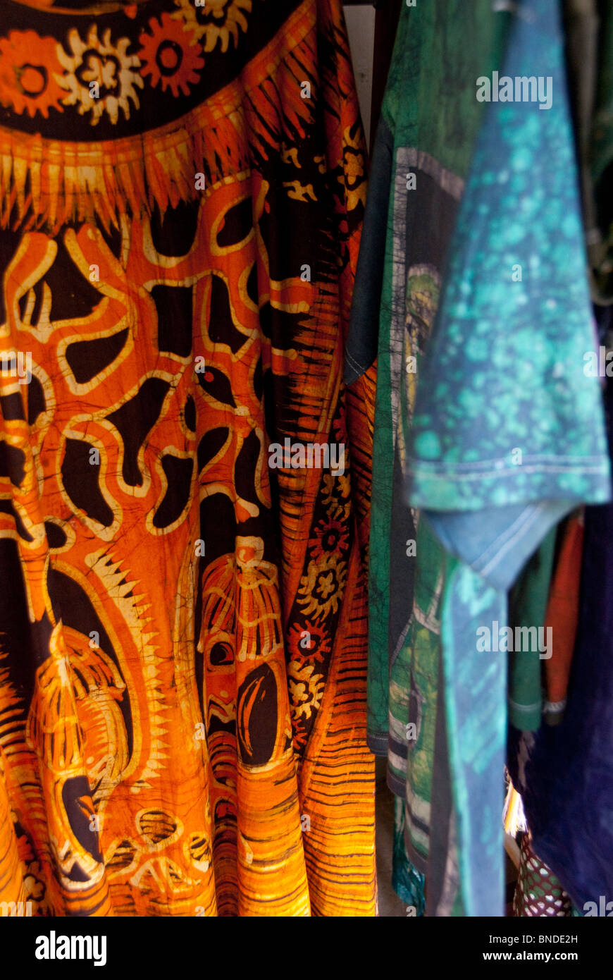 Afrika, Togo, Kpalimé. Handwerker-Handwerkszentrum & Ausbildungsstätte. Traditionellen bunten afrikanischen Batik Stoff. Stockfoto