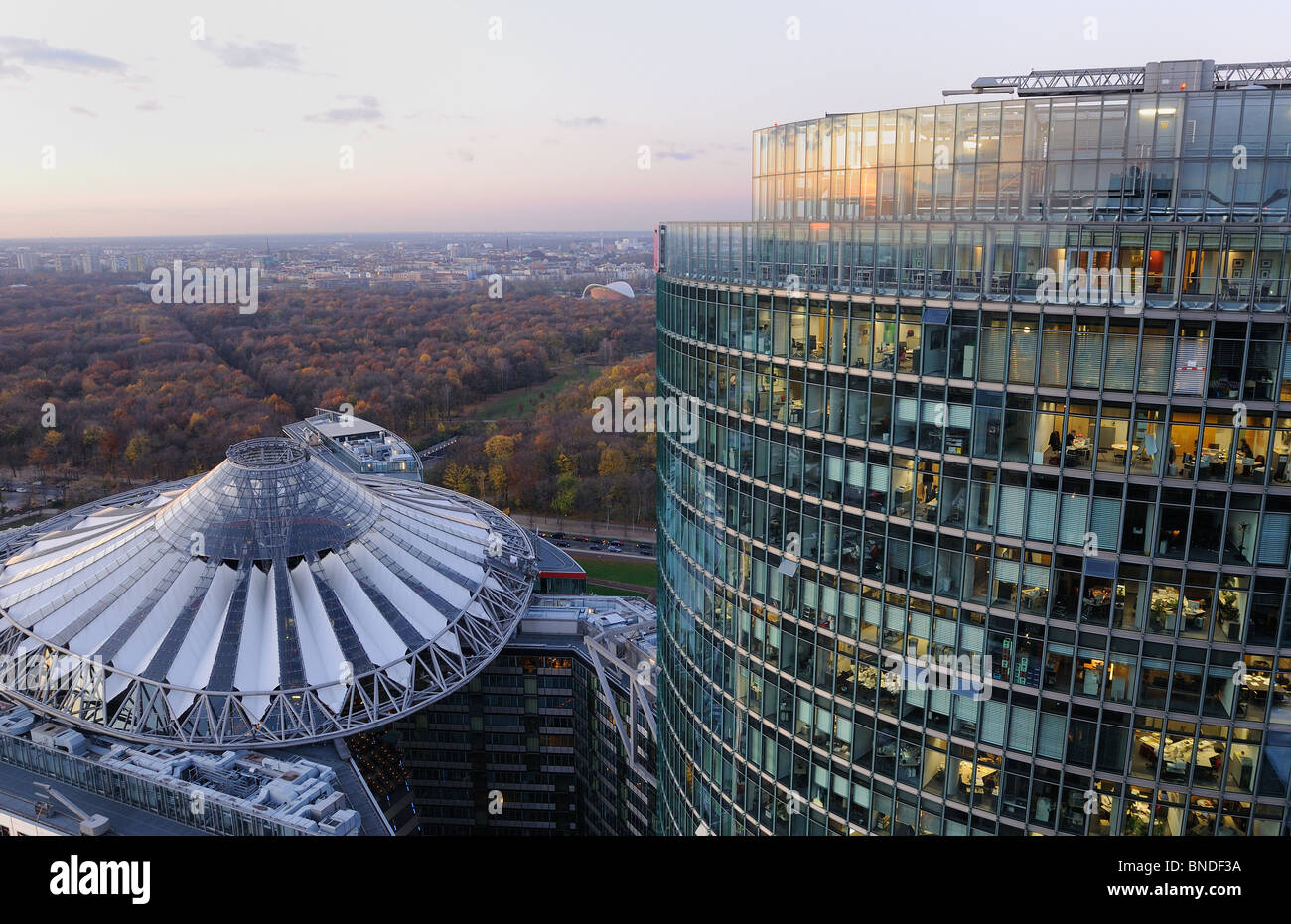 Potsdamer Platz. Sony Center, DB-Tower und den herbstlichen gröberen Tiergarten von oben gesehen, Tiergarten, Berlin, Deutschland. Stockfoto