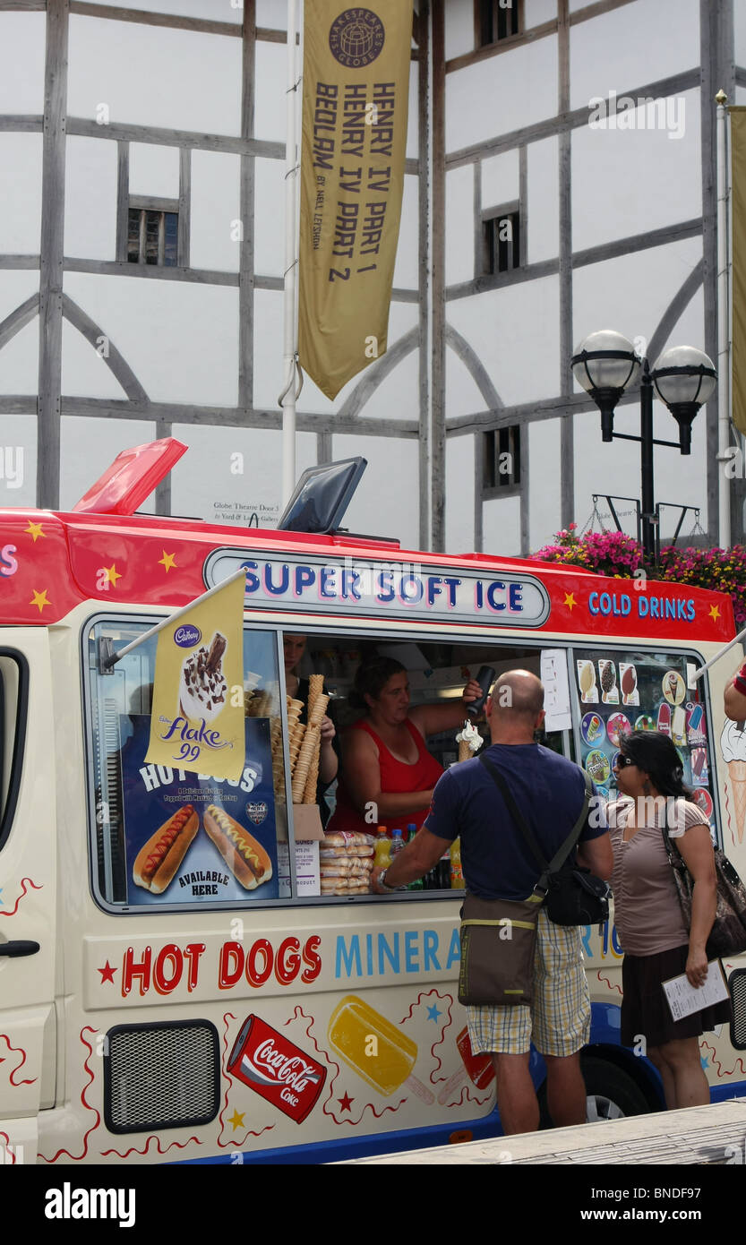 Eis von einem Eiswagen vor das Globe Theatre, London verkauft Stockfoto