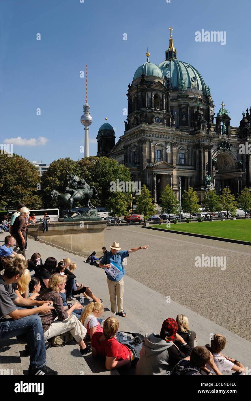 Berliner Dom und der Fernsehturm von den Stufen des Altes Museum, Reisegruppe und Guide, Berlin Mitte, Berlin, Deutschland, Europa Stockfoto